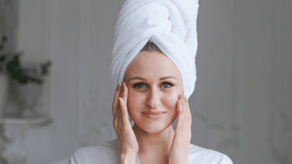 אישה מטפלת בעיגולים שחורים מתחת לעיניים