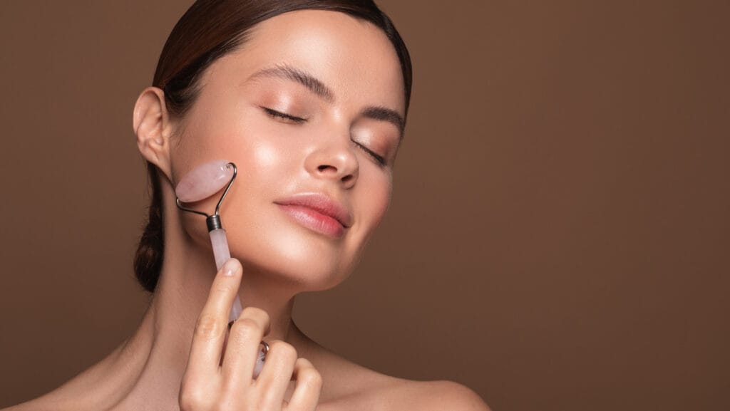 אישה עם רולר לפנים