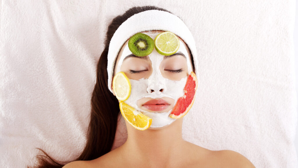 תמונה של אישה עם מסכה שמורכבת מפירות