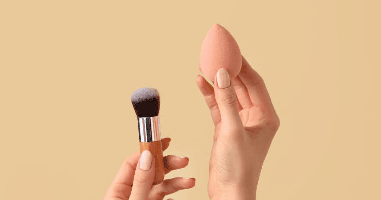 ספוגית או מברשת איפור על רקע צהוב