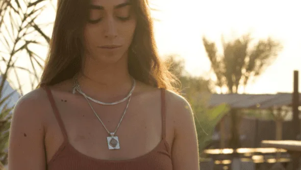 אישה עושה יוגה בזריחה