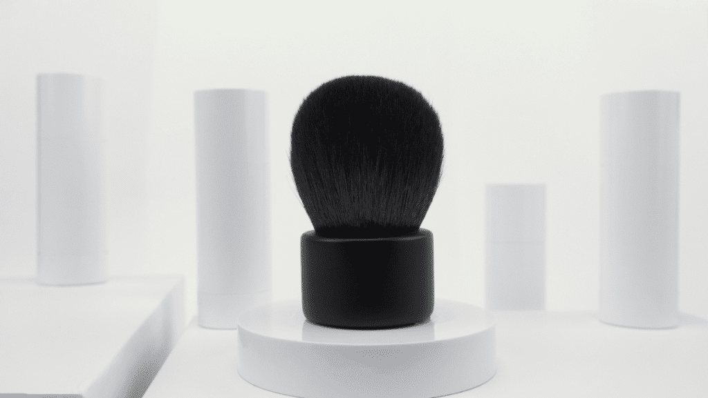 מברשת קבוקי על רקע לבן