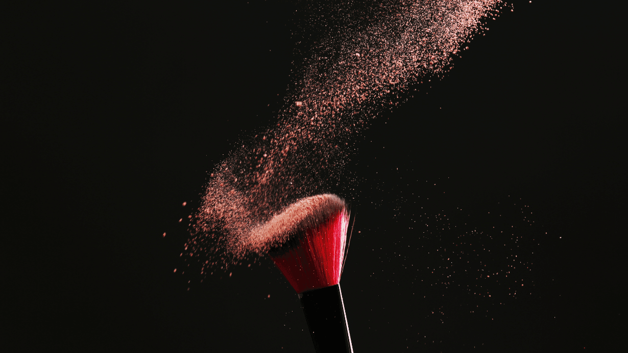 מברשת למייקאפ על רקע שחור