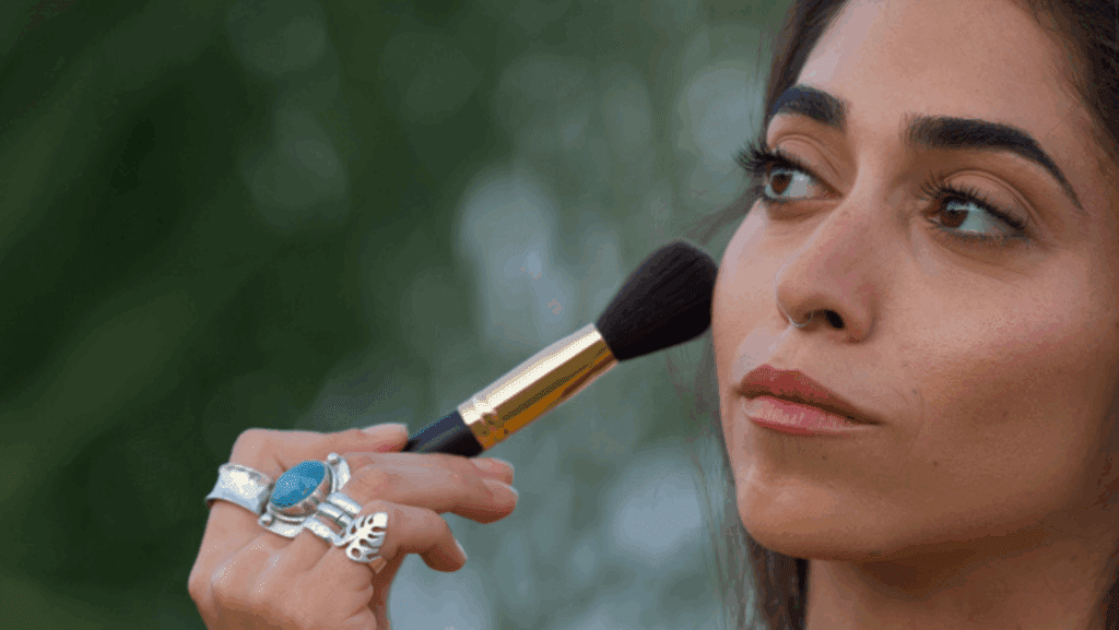 שזופה בלי שיזוף: הטריק של הברונזר למראה קיץ כל השנה