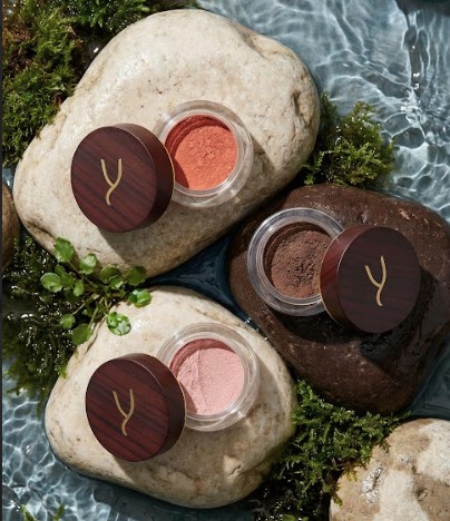 3סומק ברונזר ושימר על סלעים ומים