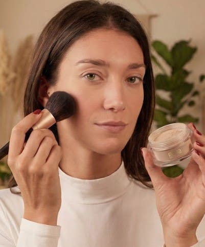 דוגמנית עם מייקאפ